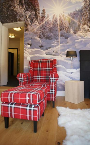 `Alpenliebe Design Hotel` u a mit KLIMA und eben mit RESTAURANT & Weingarten